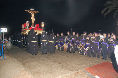 Salida del Puente Romano del Cristo de la Espina que fue recibido con una pieza de la Banda del 'Nazareno'. (Foto: J.F.)