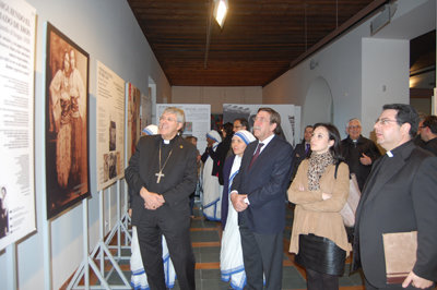 El arzobispo acompañado de Lago, Rodríguez y García en el acto inaugural en San Prudencio. (Foto: J.F.)