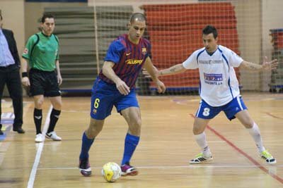 Una de las vibrantes jugadas que se vieron en el Primero de Mayo. (Foto: D.M.)