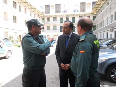 El subdelegado visitó al Cuartel talaverano para conocer de cerca sus necesidades. (Foto: LA VOZ DEL TAJO)