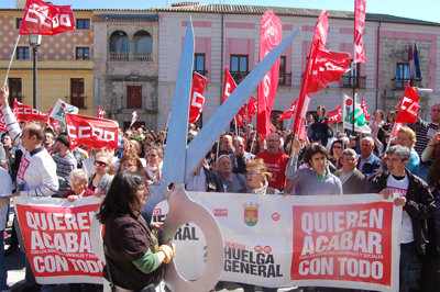 Un momento del final de la manifestación que concluyó en la Plaza del Pan. (Foto: C.G.)