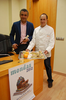 El concejal de Festejos junto al repostero vasco durante la presentación. (Foto: J.F.)