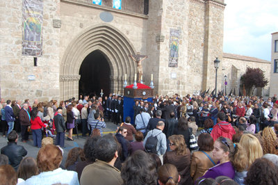 La Plaza del Pan fue un auténtico hervidero de fieles de toda la comarca. (Foto: R.R.)