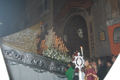 La Virgen blanca inclinándose ante el Cristo de la calle Corredera. (Foto: J.F.)