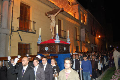 Imagen de los cargadores con el Cristo del Mar saliendo de la Plaza del Pan. (Foto: J.F.)