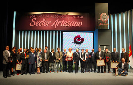 'Compremos artesanía', slogan de la III Jornada de Reconocimiento al Sector Artesano celebrado en Talavera