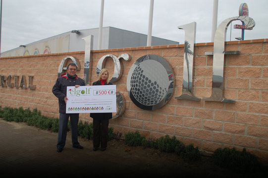 David Cabañas, gerente del Parque Comercial El Gof, entregando el cheque a la agraciada. (Foto: LVDT)