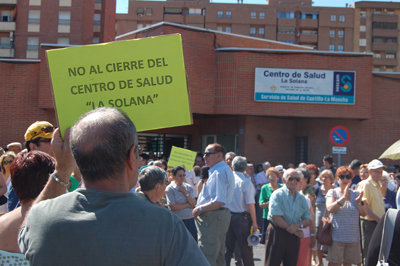 Los vecinos mostraron su rechazo a la medida a las puertas del centro. (Foto: Carlos Granda)