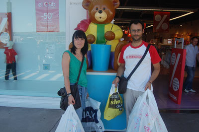 La ganadora del cheque junto a su marido en esta particular tarde de compras. (Foto: J.F.)