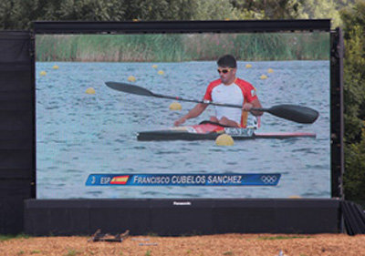 Imagen de Cubelos durante su competición en una gran pantalla instalada en las inmediaciones del espacio deportivo Eton Dorney (Londres). (Foto: LA VOZ DEL TAJO.)