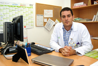 El doctor Rodríguez Carvajal en su consulta hospitalaria. (Foto: LA VOZ DEL TAJO.)