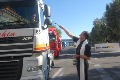 El sacerdote bendijo cada uno de los vehículos antes de iniciar la procesión desde Talavera Ferial. (Foto: J.F.)