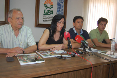 Los miembros de la Unión de Pequeños Agricultores y Ganaderos de CLM. (Foto: J.F.)