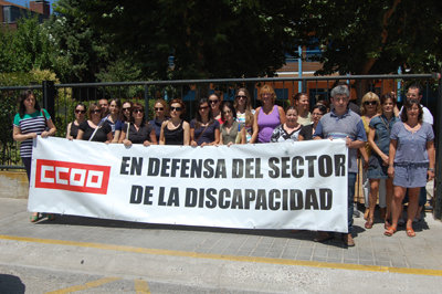 Una treintena de trabajadores se manifestó frente a las puertas de la asociación. (Foto: Carlos Granda)