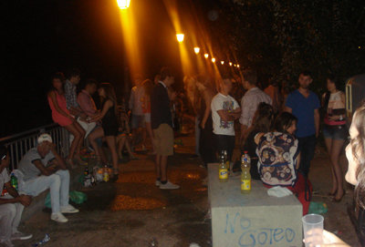 Los jóvenes practicando botellón el pasado sábado junto a la ribera. (Foto: Carlos Granda)