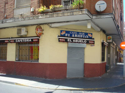 El individuo se encontraba frente al Bar ‘El Abuelo’ cuando aconteció el suceso. (Foto: C.G.)