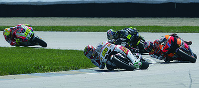 Por delante de Stoner, Crutchlow y Rossi, en los primeros compases de la carrera. (Foto: LA VOZ DEL TAJO.)