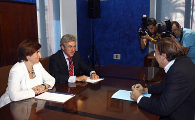 Luqui y Esteban departiendo con Lago en la Delegación talaverana de la Junta. (Foto: LA VOZ DEL TAJO.)