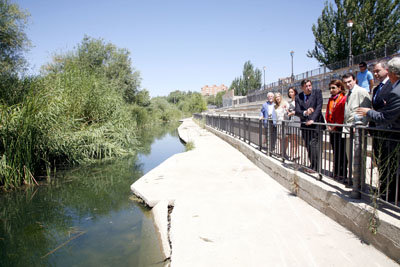 Un momento de la visita de la consejera al embarcadero del río Tajo. (Foto: LA VOZ DEL TAJO.)