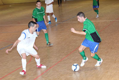 Un momento del partido entre talaveranos y poblanos. (Foto: LA VOZ DEL TAJO. )