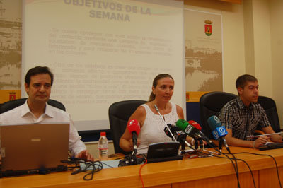 La concejala del ramo, Alicia Godoy, junto a dos miembros de la Asociación de comerciantes Talavera Centro. (Foto: J.F.)