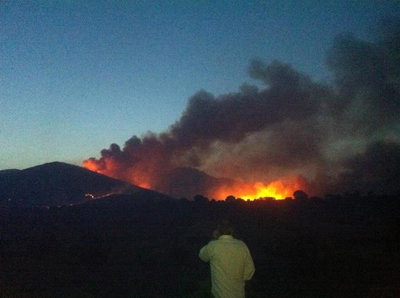 Esta imagen deja patente la magnitud de las llamas en el anochecer de la jornada sabatina. (Foto: LA VOZ DEL TAJO.)