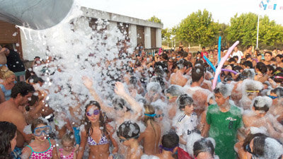 Un momento de numerosos jóvenes en la tradicional fiesta de la espuma. (Foto: LA VOZ DEL TAJO. )