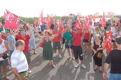 La manifestación convocada en Cebolla reunió a más de 200 personas frente a las instalaciones de la empresa. (Foto: J.F.)