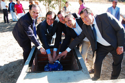 Autoridades de diferentes Administraciones en el momento inaugural de la potabilizadora para la urbanización. (Foto: J.F.)