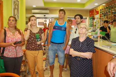 Prensa, amigos, políticos y familiares siguiendo la competición desde el negocio de la abuela de Paco en Talavera. (Foto: M.M.)