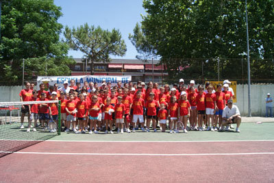 Varios momentos d ela doble jornada de clausura de la Escuela Municipal de Tenis. (Foto: D.M.)