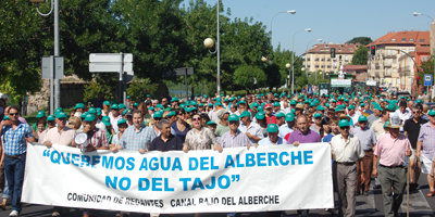 Los manifestantes recorrieron las calles de la ciudad hasta los Jardines del Prado. (Foto: Carlos Granda)