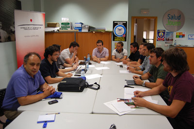 La Casa de la Juventud talaverana acogió la primera reunión entre colectivos. (Foto: Carlos Granda)