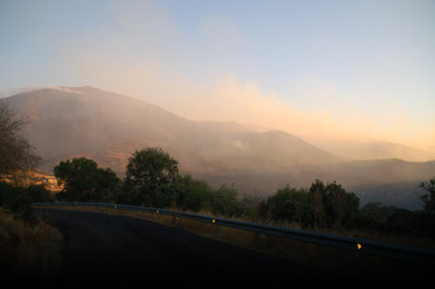 La nube de humo en una imagen tomada la mañana del sábado. (Foto: A.R.)