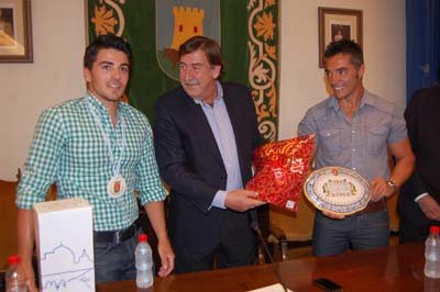 Cubelos y Lago intercambiaron regalos, una medalla cerámica para el primero y la camiseta de la selección nacional para el segundo. (Foto: J.F.)