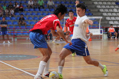 Un momento del partido entre talaveranos y carpeños. (Foto: LA VOZ DEL TAJO.)