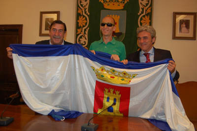 El atleta acompañado de Lago y Esteban portando la bandera blanquiazul. (Foto: J.F.)