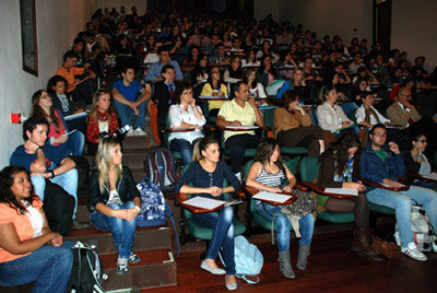 Enrique Barón dicta en el Campus de Toledo la primera conferencia de un ciclo sobre la Unión Europea