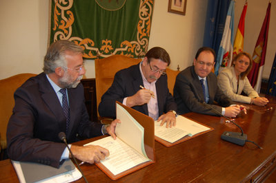 Un momento de la firma del acuerdo. (Foto: Carlos Granda)