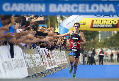 El triatleta saludando al público antes de completar el último tramo de la prueba a pie. (Foto: LA VOZ DEL TAJO.)