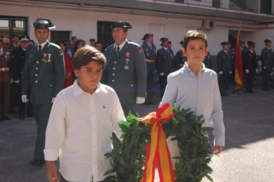 Dos hijos de guardias civiles portaron la tradicional corona de laurel a los pies de la imagen de la patrona de la Benemérita. (Foto: J.F.)