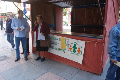 Mesa informativa instalada en la Plaza de la Tropical durante la semana pasada. (Foto: J.F.)