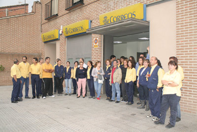 Trabajadores de Correos ante la puerta de una de las oficinas. (Foto: LA VOZ DEL TAJO.)