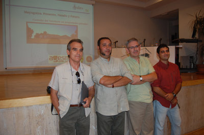 Representantes de las asociaciones participantes antes del acto.         (Foto: J.F.)