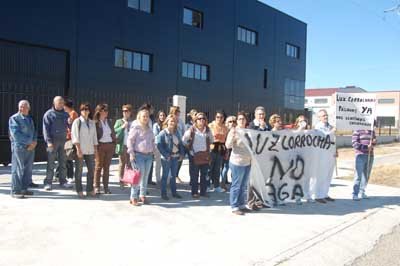 Una cuarentena de trabajadores se manifestaron a las puertas de sus empresas en Torrehierro. (Foto: J.F.)