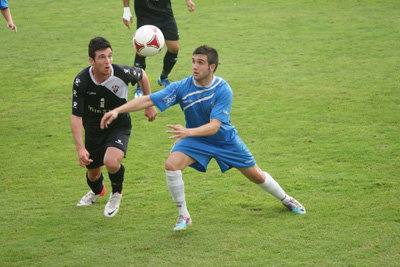 Jorge Cano disputando un balón dividido. (Foto: D.M.)