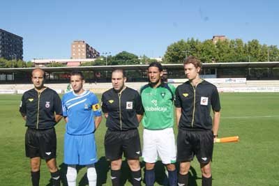 Los capitanes de ambos equipos junto al trío arbitral en El Prado. (Foto: A.G.)