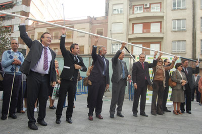 Los asistentes muestran el bastón gigante. (Foto: Carlos Granda)