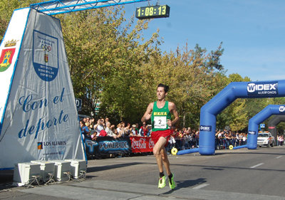 Antonio Núñez cruza primero la línea de meta. (Foto: Carlos Granda)