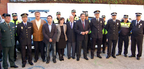 Autoridades políticas y militares junto a la plantilla de Agentes de Movilidad. 